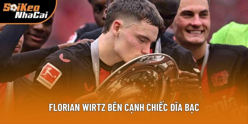 Florian Wirtz bên cạnh chiếc đĩa bạc
